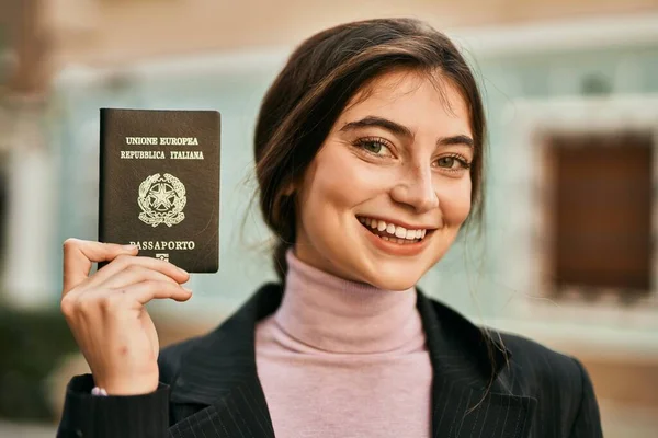 Молодая Красивая Деловая Женщина Улыбается Счастливо Держа Руках Итальянский Паспорт — стоковое фото