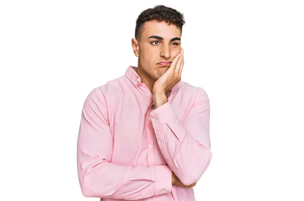 Jovem Hispânico Vestindo Roupas Casuais Pensando Que Parece Cansado Entediado — Fotografia de Stock