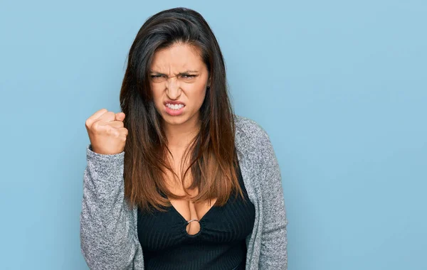 Schöne Hispanische Frau Lässiger Kleidung Wütend Und Wütend Die Faust — Stockfoto