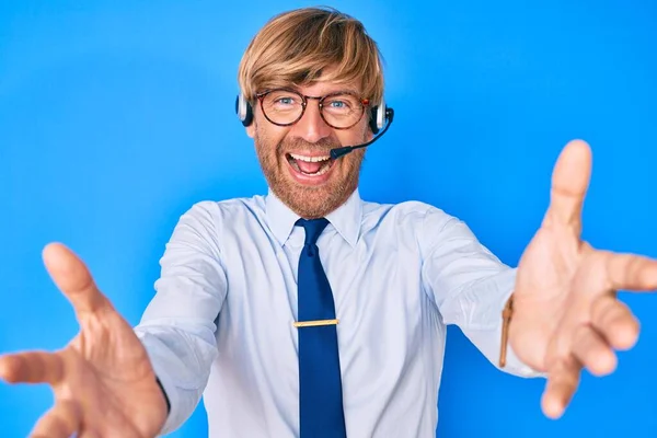 Joven Hombre Rubio Con Auriculares Agente Call Center Mirando Cámara —  Fotos de Stock