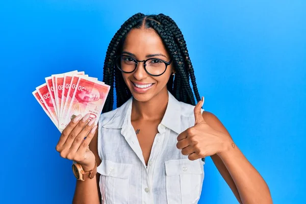 Hermosa Mujer Hispana Sosteniendo Billetes Shekels Israel Sonriendo Feliz Positivo —  Fotos de Stock