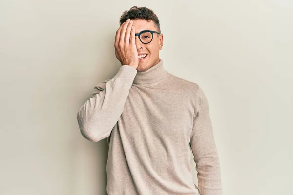 Hispanic Ung Man Bär Casual Turtleneck Tröja Täcker Ett Öga — Stockfoto