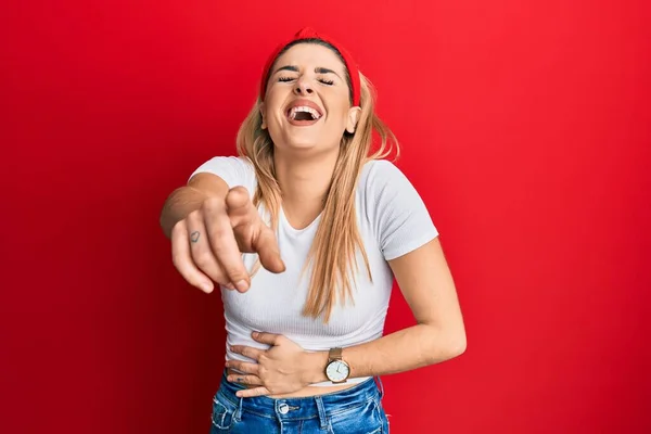 Giovane Donna Caucasica Indossa Casual Shirt Bianca Ridere Puntando Dito — Foto Stock