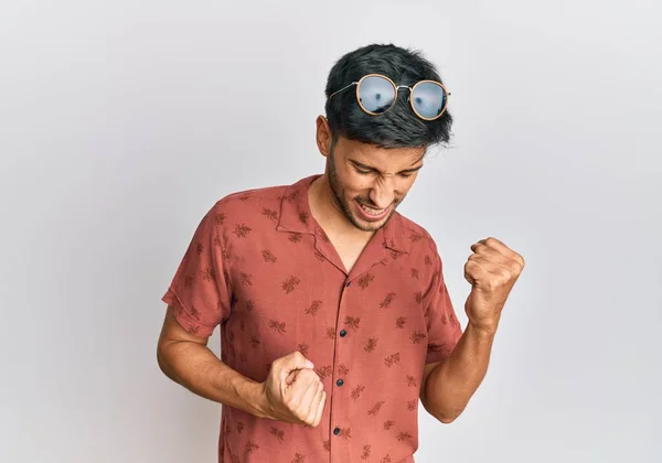 Mladý Pohledný Muž Neformálním Letním Oblečení Oslavující Překvapení Úžas Nad — Stock fotografie