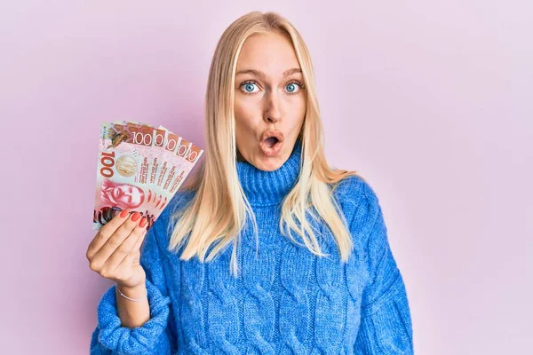 Mladá Blondýnka Drží 100 Dolarů Novozélandských Bankovek Vystrašené Ohromený Otevřenými — Stock fotografie