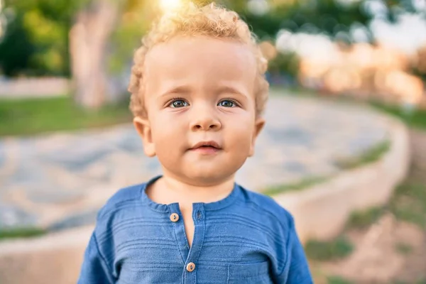 Słodki Szczęśliwy Chłopczyk Bawiący Się Parku Słoneczny Dzień Piękne Blond — Zdjęcie stockowe