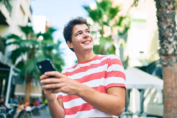 Young Caucasian Man Smiling Happy Using Smartphone City — Stock Photo, Image