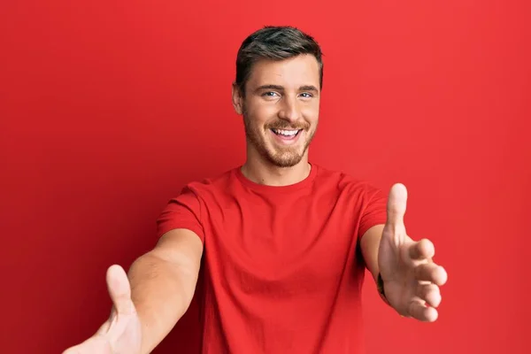 Knappe Blanke Man Draagt Casual Rood Tshirt Glimlachend Vrolijk Aanbieden — Stockfoto