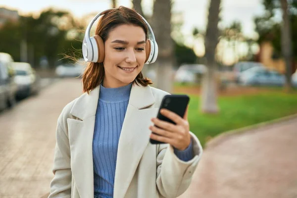 Young Hispanic Woman Smiling Happy Using Smartphone Headphones City — Stock Photo, Image