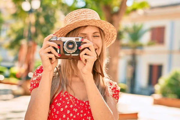 Mladé Blondýny Turistické Žena Sobě Letní Styl Pomocí Vintage Kamery — Stock fotografie
