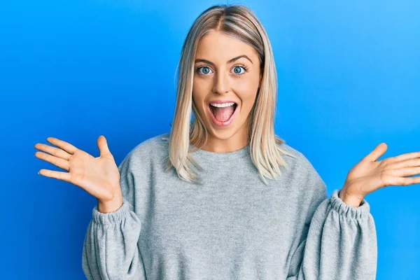 Bella Donna Bionda Che Indossa Abiti Casual Che Celebrano Pazzo — Foto Stock