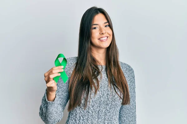 Jovem Morena Segurando Apoio Fita Verde Olhando Positivo Feliz Sorrindo — Fotografia de Stock