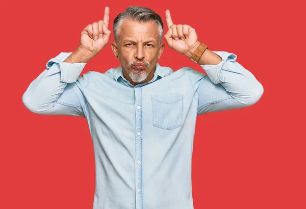 Hombre Pelo Gris Mediana Edad Que Usa Ropa Casual Haciendo —  Fotos de Stock