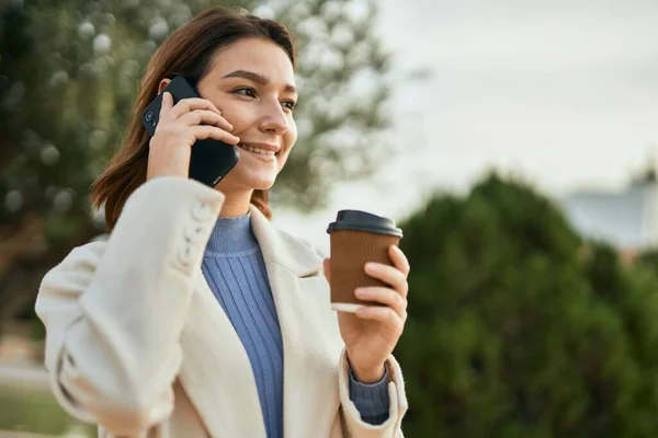 Genç Spanyol Kadın Akıllı Telefondan Konuşuyor Parkta Kahve Içiyor — Stok fotoğraf