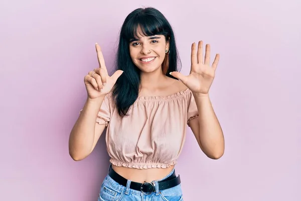 Junges Hispanisches Mädchen Lässiger Kleidung Zeigt Mit Finger Nummer Sieben — Stockfoto