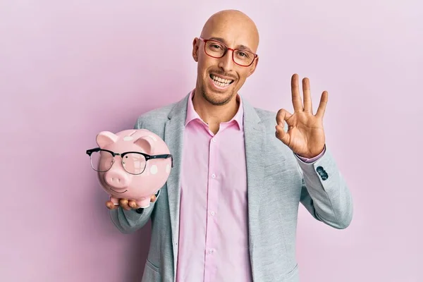 Uomo Calvo Con Barba Tenendo Salvadanaio Con Gli Occhiali Facendo — Foto Stock