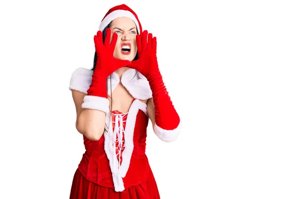 Jovem Bela Mulher Caucasiana Vestindo Traje Papai Noel Gritando Irritado — Fotografia de Stock