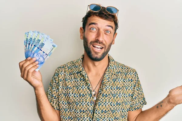 Hombre Guapo Con Barba Sosteniendo Billetes Sudafricanos 100 Rand Celebrando —  Fotos de Stock