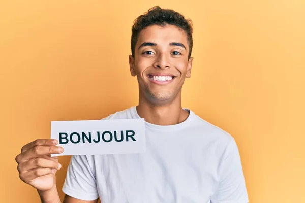 Jovem Afro Americano Bonito Segurando Bonjour Francês Saudação Palavra Olhando — Fotografia de Stock