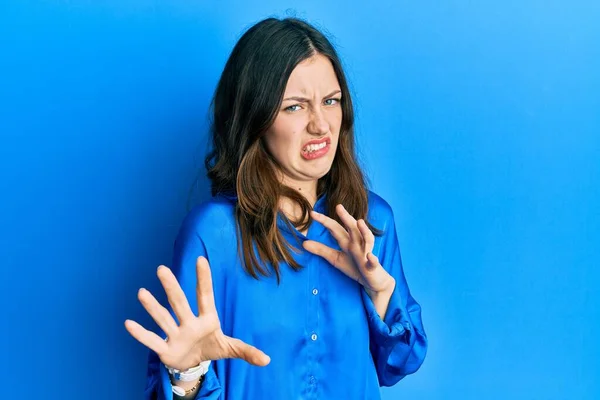 Jonge Brunette Vrouw Draagt Casual Blauw Shirt Walgelijke Uitdrukking Ontevreden — Stockfoto