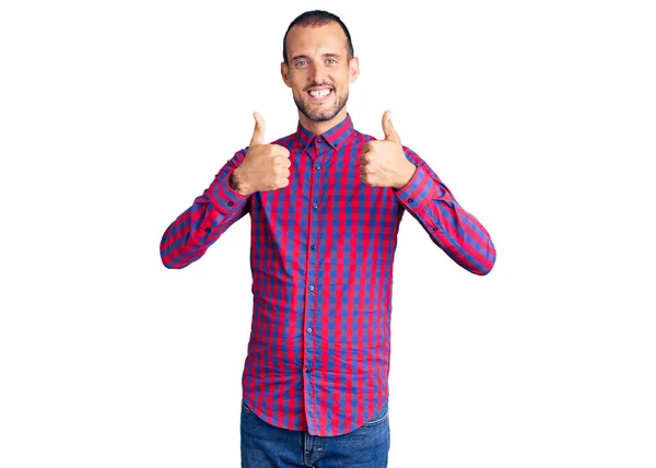 Mladý Pohledný Muž Oblečený Neformálního Oblečení Dělá Pozitivní Gesto Rukou — Stock fotografie