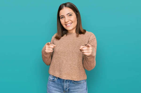 Ung Vacker Kvinna Bär Casual Kläder Pekar Finger Till Kamera — Stockfoto