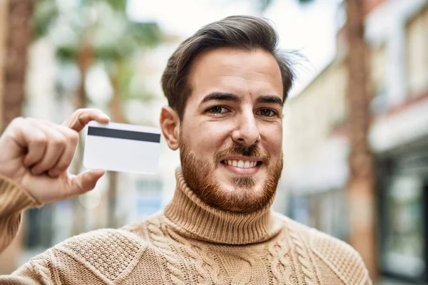 Молодий Білий Чоловік Посміхається Щасливий Тримає Кредитну Картку Місті — стокове фото