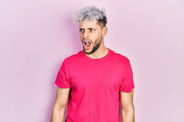 분홍색 티셔츠를 울부짖으며 분노로 소리치는 염색을 지중해 분노와 공격적 — 스톡 사진