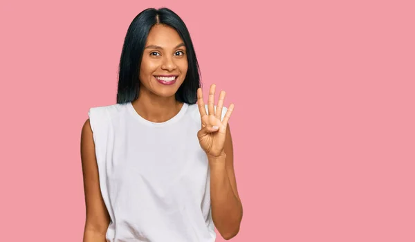 年轻的非洲裔美国女人穿着休闲装 手指指向四号 面带微笑 自信而快乐 — 图库照片