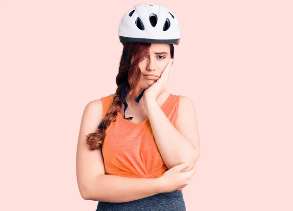 Jonge Mooie Vrouw Dragen Fiets Helm Denken Kijken Moe Verveeld — Stockfoto