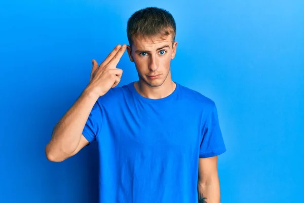 Fiatal Kaukázusi Férfi Alkalmi Kék Pólót Visel Lövöldözés Gyilkosság Magát — Stock Fotó