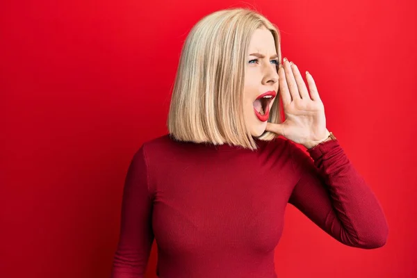 Junge Blonde Frau Lässiger Kleidung Schreit Und Schreit Laut Seite — Stockfoto