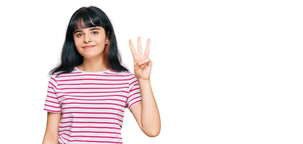 Młoda Latynoska Dziewczyna Luźnych Ubraniach Pokazując Wskazując Palcami Numer Trzy — Zdjęcie stockowe
