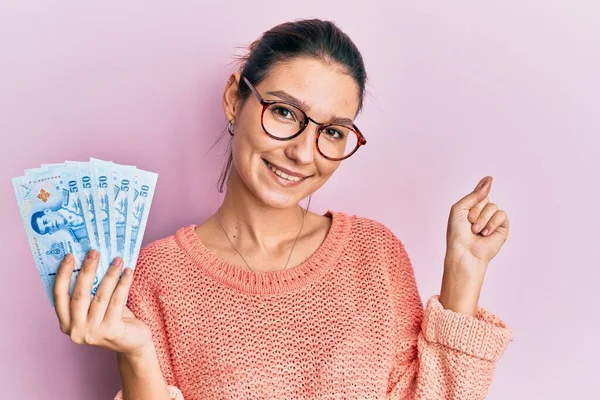 Genç Beyaz Kadın Tayland Baht Banknotları Tutuyor Mutlu Bir Şekilde — Stok fotoğraf