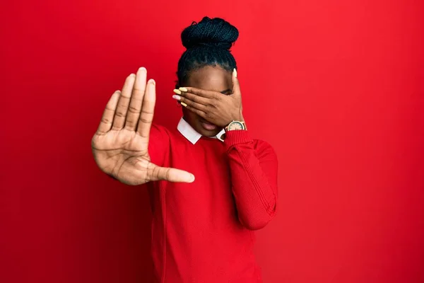 Mujer Afroamericana Joven Vestida Con Ropa Casual Gafas Cubriendo Los —  Fotos de Stock