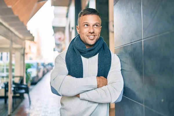 Jonge Kaukasische Man Glimlachend Gelukkig Leunend Muur Stad — Stockfoto