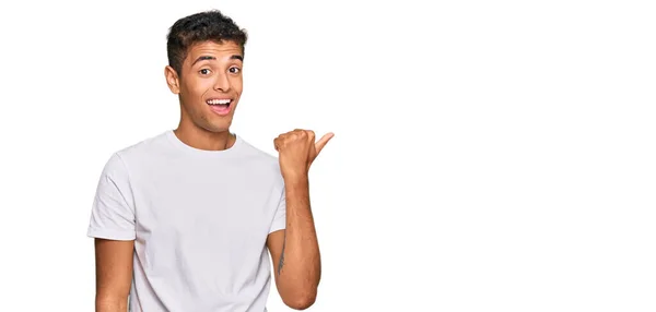 Joven Hombre Afroamericano Guapo Vistiendo Camiseta Blanca Casual Sonriendo Con —  Fotos de Stock