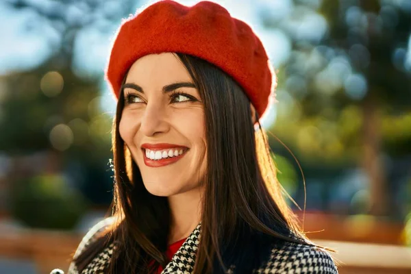 Giovane Donna Ispanica Sorridente Felice Piedi Alla Città — Foto Stock