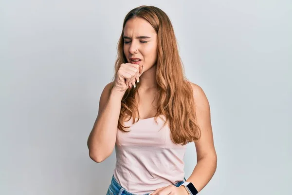 Mujer Rubia Joven Que Usa Estilo Casual Con Camisa Sin — Foto de Stock