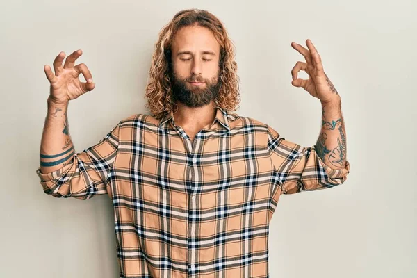 Homem Bonito Com Barba Cabelos Longos Vestindo Roupas Casuais Relaxar — Fotografia de Stock