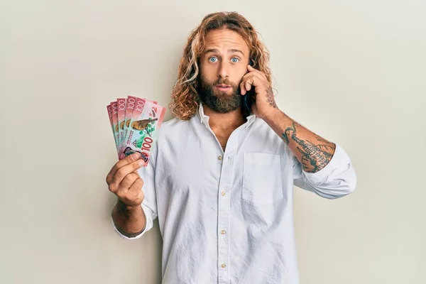 Homem Bonito Com Barba Cabelos Longos Falando Telefone Segurando 100 — Fotografia de Stock