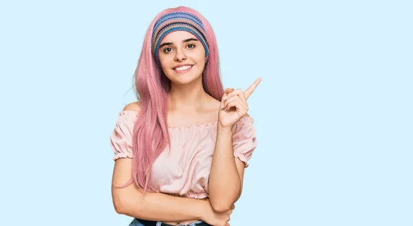 Menina Hispânica Jovem Com Cabelo Rosa Sorrindo Feliz Apontando Com — Fotografia de Stock