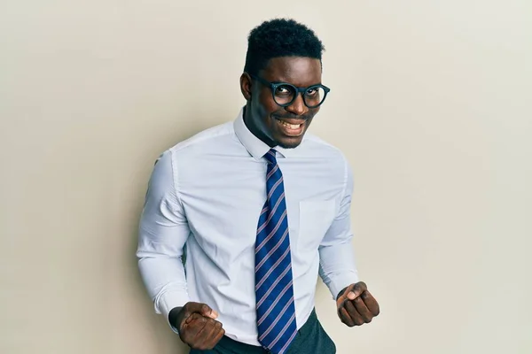 Schöner Schwarzer Mann Mit Brille Business Shirt Und Krawatte Sehr — Stockfoto