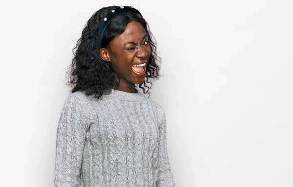 Mooie Afrikaanse Jonge Vrouw Dragen Casual Winter Trui Knipogen Naar — Stockfoto