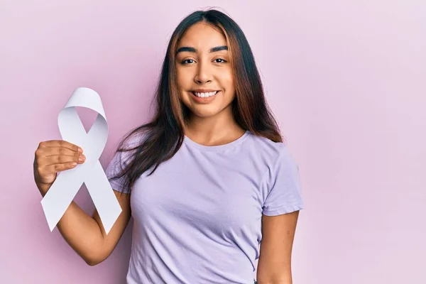 Młoda Latynoska Kobieta Trzymająca Świadomość Raka Biała Wstążka Wyglądająca Pozytywnie — Zdjęcie stockowe