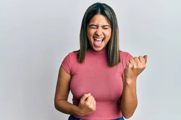 Jeune Femme Latine Portant Des Vêtements Décontractés Célébrant Surpris Étonnés — Photo