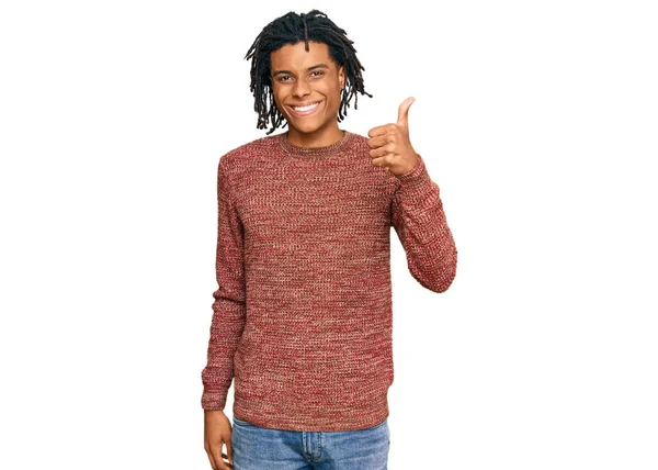 若いアフリカ系アメリカ人男性を着てカジュアル冬のセーター笑顔と正 親指アップ行う優れた承認サイン — ストック写真