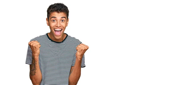 Joven Hombre Afroamericano Guapo Usando Ropa Casual Celebrando Sorprendido Sorprendido — Foto de Stock