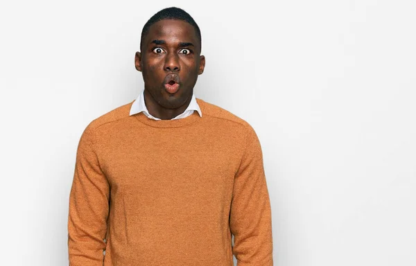 若いアフリカ系アメリカ人男性を着てカジュアルな服を怖がらせ 驚きのために口を開けて驚いて 不信の顔 — ストック写真