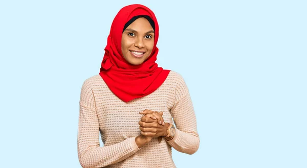 Młoda Afroamerykanka Tradycyjnym Islamskim Szaliku Dłońmi Skrzyżowanymi Palcami Uśmiechnięta Pogodna — Zdjęcie stockowe